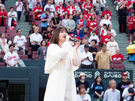 【写真】若手シンガーソングライター　地元マツダで国歌斉唱　スモーキーボイスに観客うっとり