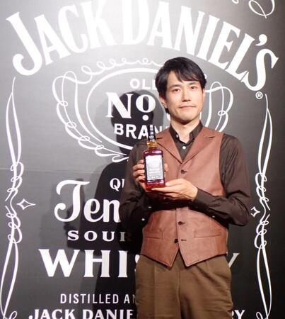 　ボトルを持つ松山ケンイチ