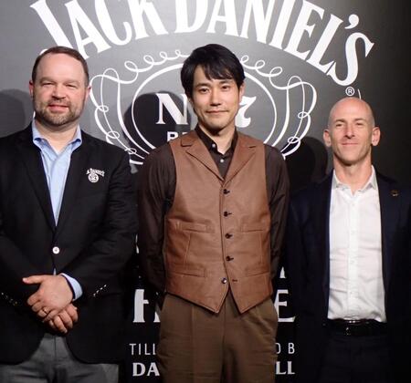 　笑顔を見せる松山ケンイチ（中央）