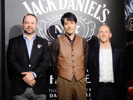 　登場した（左から）マスターディスティラーのクリス・フレッチャー氏、松山ケンイチ、ブラウンフォーマンジャパンのアーロン・Ｊ・マーティン社長