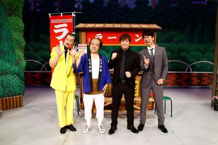 　「東京グランド花月」初日公演後の囲み取材に応じた（左から）アキ、ケン、テンダラー・白川悟実、浜本広晃