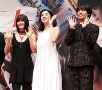 　映画「リライト」の完成を喜ぶ（左から）橋本愛、池田、阿達慶