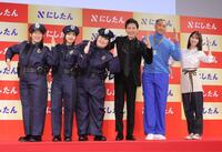 　Ｎポーズを決める（左から）３時のヒロイン（ゆめっち、福田麻貴、かなで）、郷ひろみ、関口メンディー、柏木由紀（撮影・西岡正）