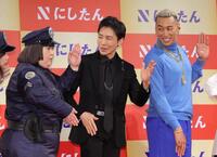 　報道陣のリクエストでポーズに迷う郷ひろみ（中央）＝撮影・西岡正