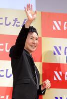 　エンディングで手を振る郷ひろみ（撮影・西岡正）