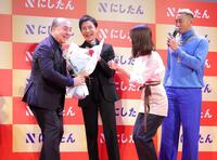 　西村誠司社長（左）の５５歳の誕生日を祝福する（同２人目から）郷ひろみ、柏木由紀、関口メンディー（撮影・西岡正） 