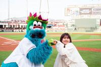 　笑顔で写真に応じる寿理