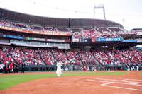 　マツダスタジアムで国歌斉唱した寿理