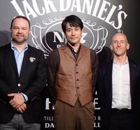 　笑顔を見せる松山ケンイチ（中央）