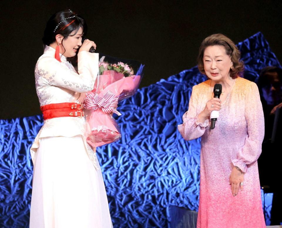 　サプライズで登場した由紀さおり（右）から花束を受け取り、涙する（撮影・棚橋慶太）