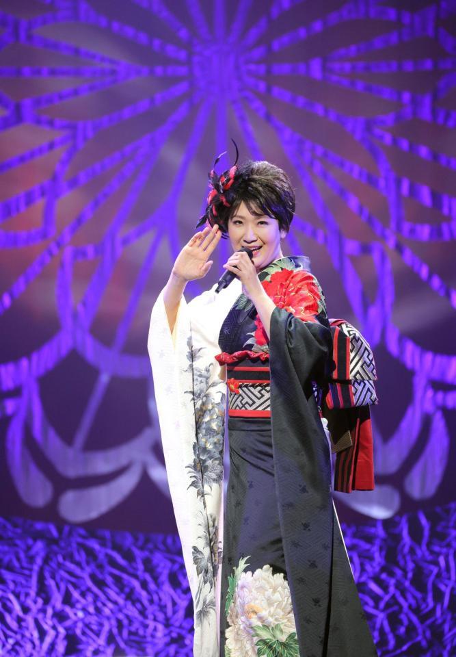 　「朧」を歌唱する市川由紀乃（撮影・棚橋慶太）