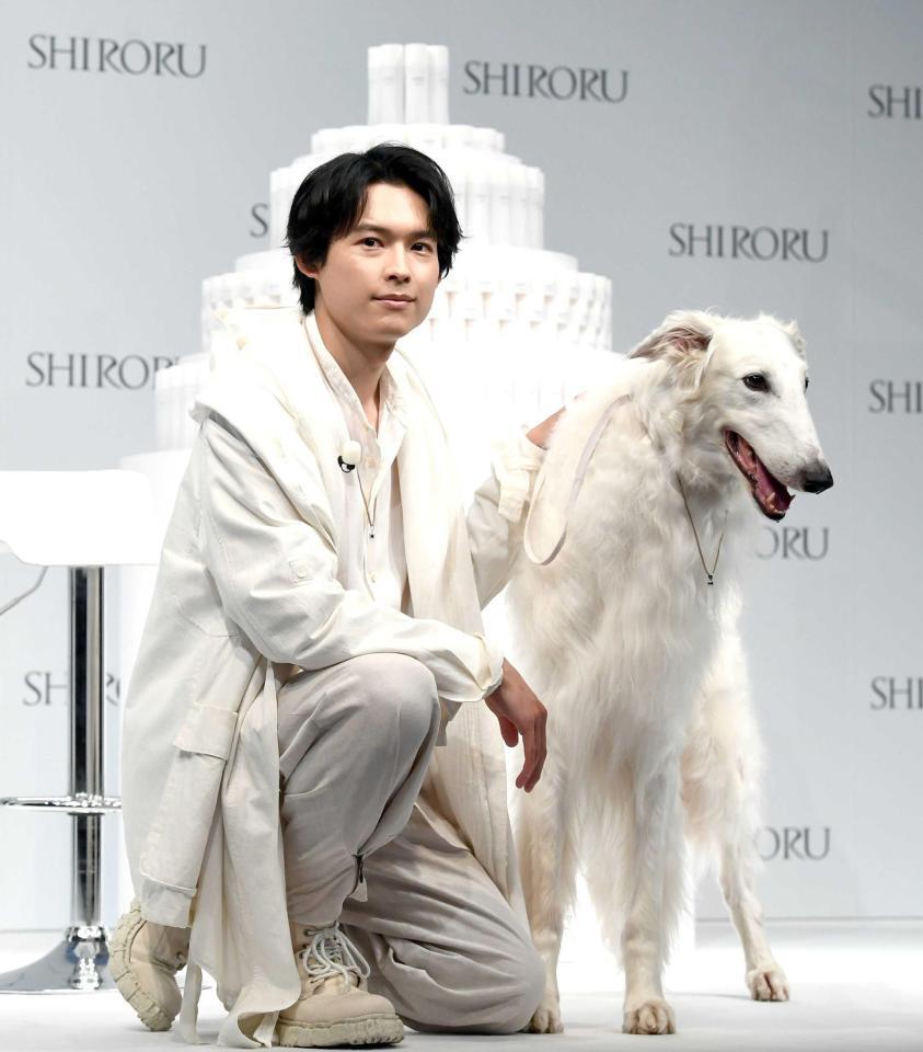 　ブランドアンバサダーを務める松村北斗　【下】共演する大型犬と登壇