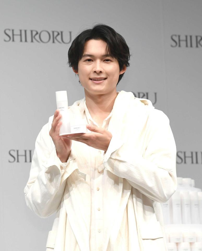 　商品をＰＲする松村北斗