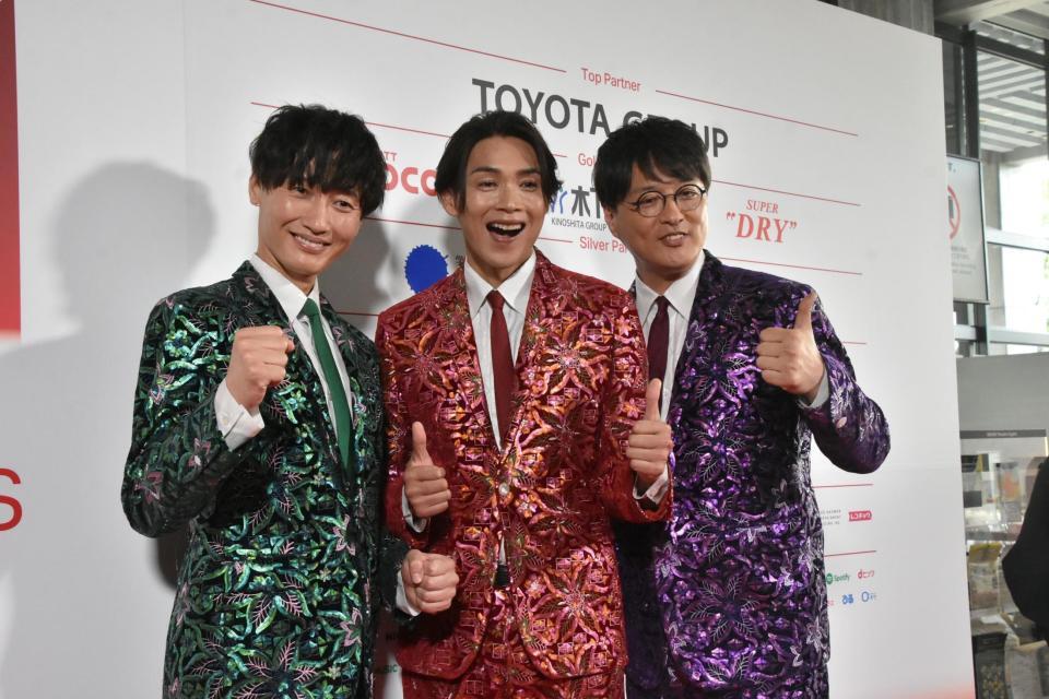 　喜びを語った純烈。（左から）後上翔太、白川裕二郎、酒井一圭