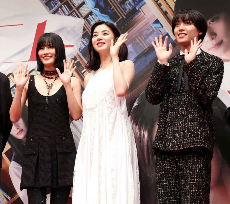 　映画「リライト」の完成を喜ぶ（左から）橋本愛、池田、阿達慶