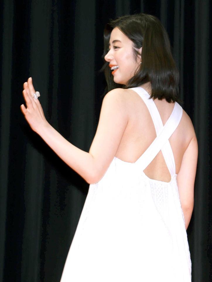 　主演映画の完成披露舞台あいさつに、背中が見える衣装で登場した池田エライザ（撮影・金田祐二）