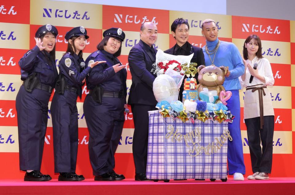 　西村誠司社長（中央）の５５歳の誕生日を祝福する（左から）３時のヒロイン（ゆめっち、福田麻貴、かなで）、郷ひろみ、関口メンディー、柏木由紀（撮影・西岡正）