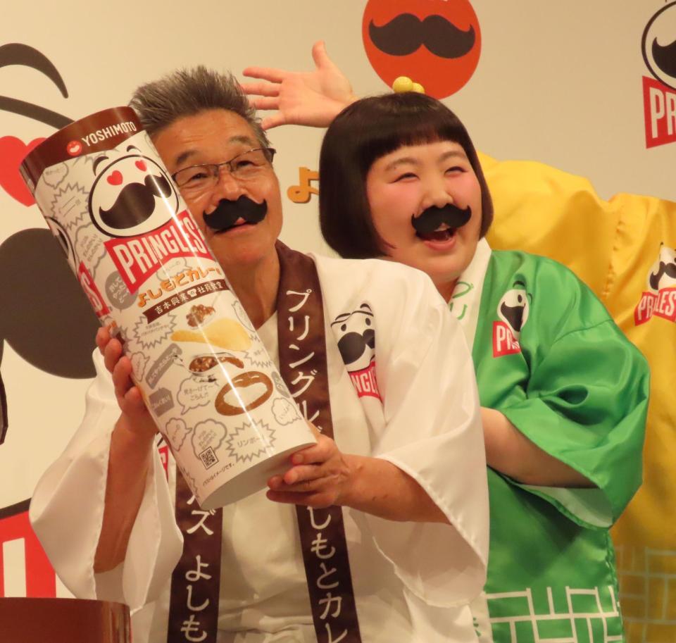 　プリングルズよしもとカレー味商品発表会に出席した間寛平（左）、酒井藍