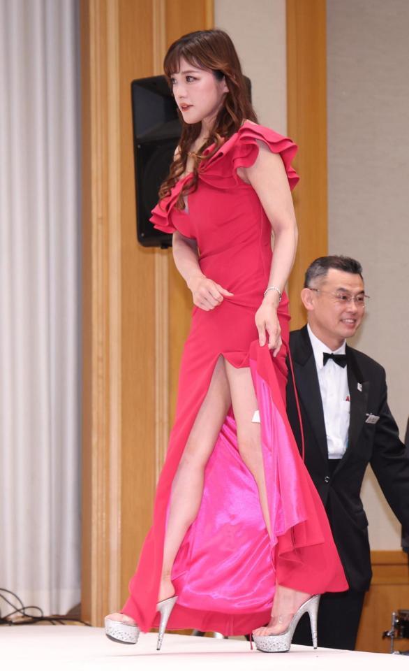 　美脚を披露する高木里代子（撮影・金田祐二）