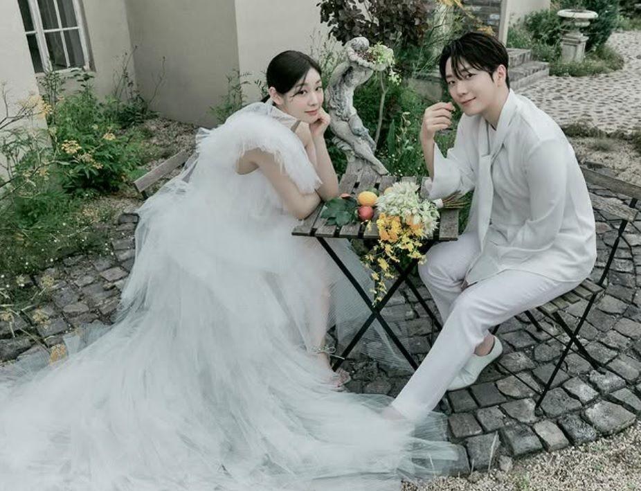 キム・ヨナさんの公式インスタグラム＠ｙｕｎａｋｉｍより　キム・ヨナさんとコ・ウリムは２２年５月に結婚した