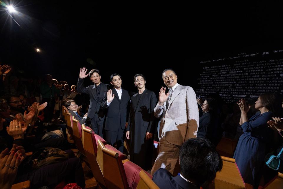 　スタンディングオベーションに応える（左から）李相日監督、吉沢亮、横浜流星、渡辺謙　©ＫＡＺＵＫＯ　ＷＡＫＡＹＡＭＡ＝１８日、カンヌ