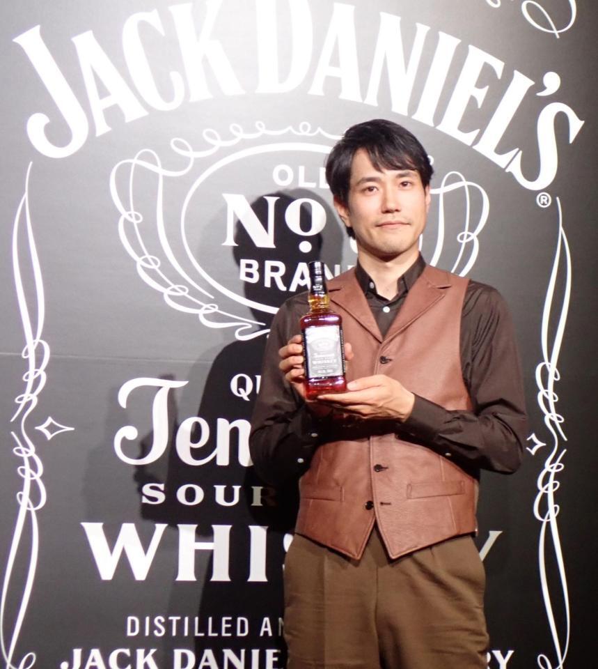 　ボトルを持つ松山ケンイチ