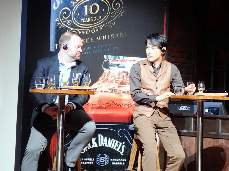 　ジャックダニエルを試飲する松山ケンイチ（右）と、マスターディスティラーのクリス・フレッチャー氏