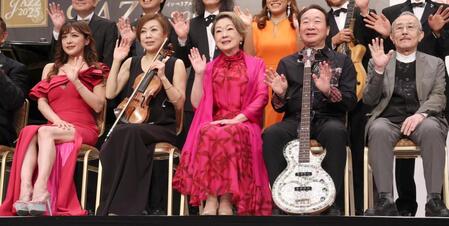 　笑顔で手を振る（左から）高木里代子、寺井尚子、由紀さおり、中村梅雀、山下洋輔（撮影・金田祐二）