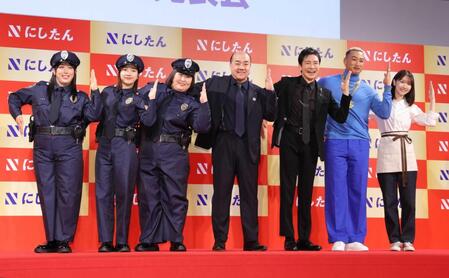 　Ｎポーズを決める（左から）３時のヒロイン・ゆめっちと福田麻貴とかなで、西村誠司社長、郷ひろみ、関口メンディー、柏木由紀（撮影・西岡正）