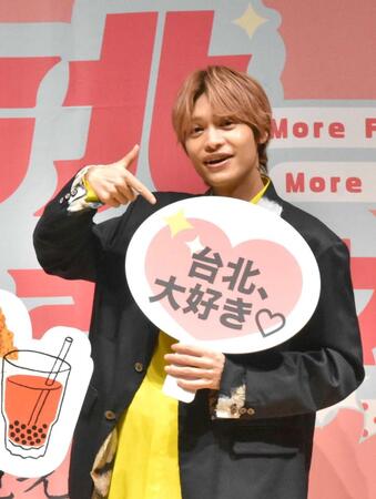 　台北をＰＲしたＷＥＳＴ．中間淳太（右）