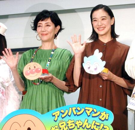 　手を振る戸田恵子（左）と蒼井優