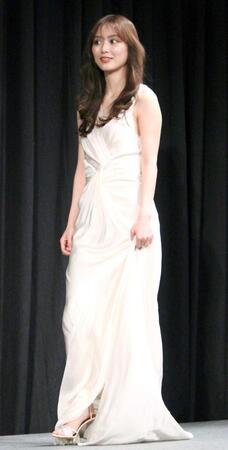 　白いドレス姿で登壇した内田理央