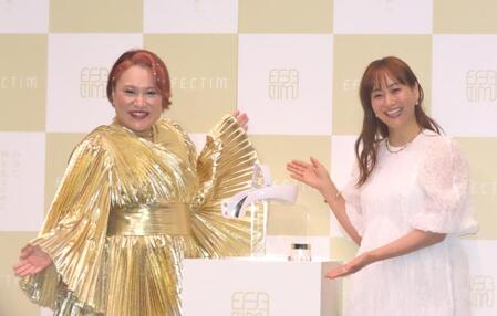 　エフェクティム新商品発表会に出席したバービー（左）と藤本美貴