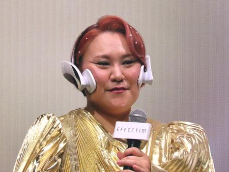 　クイックフェイシャルトレーナーを着用し肌のケアをするバービー