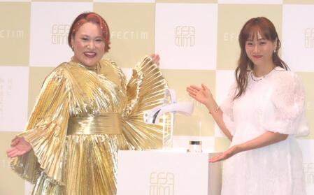 　エフェクティム新商品発表会に出席したバービー（左）と藤本美貴