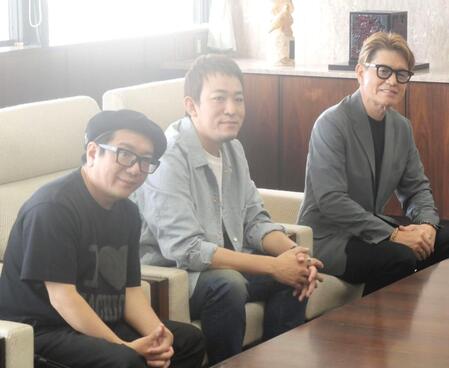 　初宿和夫八王子市長に表敬訪問をした（左から）ＬＩＴＴＬＥ、ファンキー加藤、ヒロミ