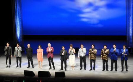 　出演者全員が登場したステージ