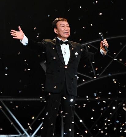 　ラストコンサートでファンに別れを告げる橋幸夫＝２０２３年５月