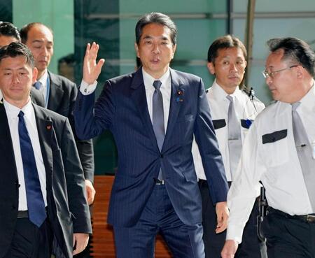 　首相官邸に入る江藤農相