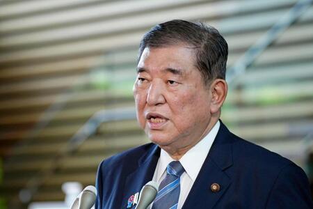 　小泉進次郎氏の農相への起用について記者団の取材に応じる石破首相