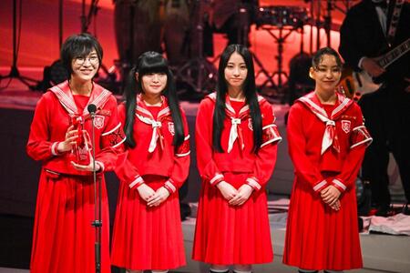 　授賞式に登場した新しい学校リーダーズ。（左から）ＳＵＺＵＫＡ、ＭＩＺＹＵ、ＫＡＮＯＮ、ＲＩＮ　©ＣＥＩＰＡ／ＭＵＳＩＣ　ＡＷＡＲＤＳ　ＪＡＰＡＮ２０２５