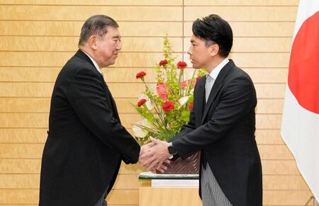 　皇居での認証式を終え、首相官邸で石破首相（左）と握手する小泉農相（代表撮影）