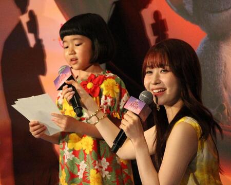 　手紙を読む永尾柚乃（左）とＭＥ：ＩのＭＯＭＯＮＡ