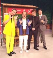 　囲み取材に応じた（左から）アキ、ケン、テンダラー・白川悟実、浜本広晃