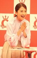 　笑顔を見せる日比麻音子アナウンサー