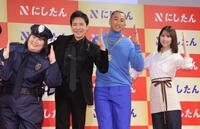 　笑顔でＮポーズを決める（左から）３時のヒロインのかなで、郷ひろみ、関口メンディー、柏木由紀（撮影・西岡正）