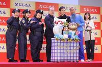 　西村誠司社長（中央）の５５歳の誕生日を祝福する（左から）３時のヒロイン（ゆめっち、福田麻貴、かなで）、郷ひろみ、関口メンディー、柏木由紀（撮影・西岡正）