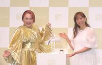 　エフェクティム新商品発表会に出席したバービー（左）と藤本美貴