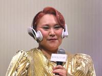 　クイックフェイシャルトレーナーを着用し肌のケアをするバービー