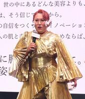 　フェイシャルクイックトレーナーを着用し肌のお手入れをするバービー